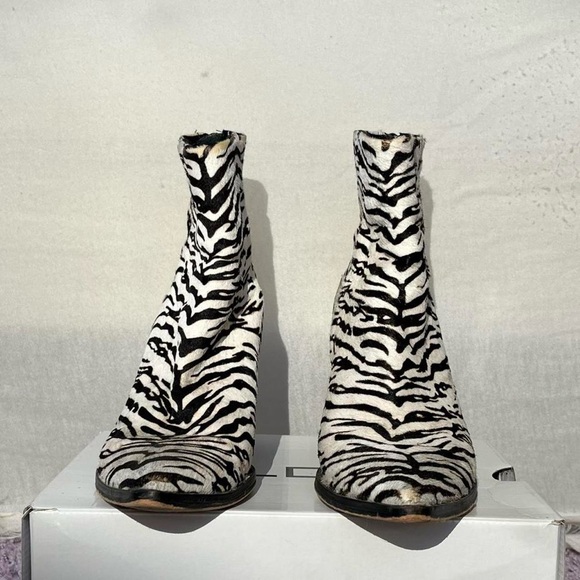 Dolce Vita Issa zebra print calf hair ankle boots - Picture 6 of 7